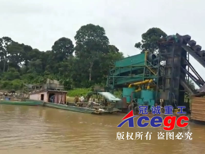 寶石礦提取船在緬甸 寶石礦提取船在緬甸